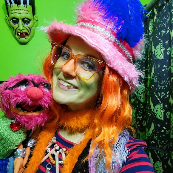 Meet your Posher, Living Dead Girl Nicole - Picture 12 of 15